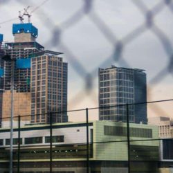 Imigração e Gentrificação: Desafios para Comunidades Brasileiras em Grandes Cidades