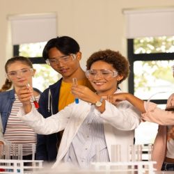 Imigração e Educação STEM: Caminhos para Estudantes Brasileiros nos EUA